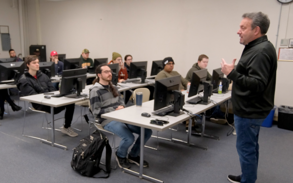 Alumnus Jim Geary addresses computer science students, Spring 2023