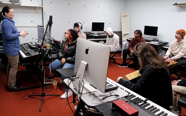 Amy McGlothin and students in her Into to Music Technology class
