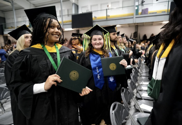 Graduates from winter commencement pose